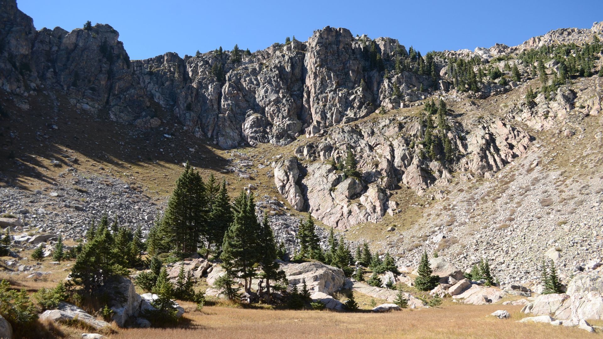 Towering rocks and pine trees on the Lake Katherine Trail in Santa Fe, New Mexico.