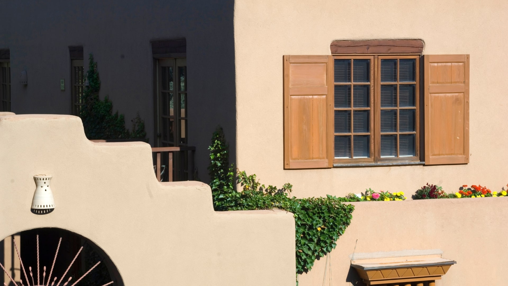 A sunlit Adobe-style building in Santa Fe