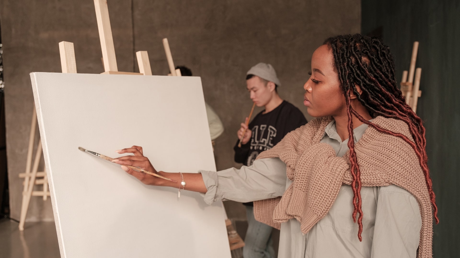 An art student getting ready to paint on her canvas